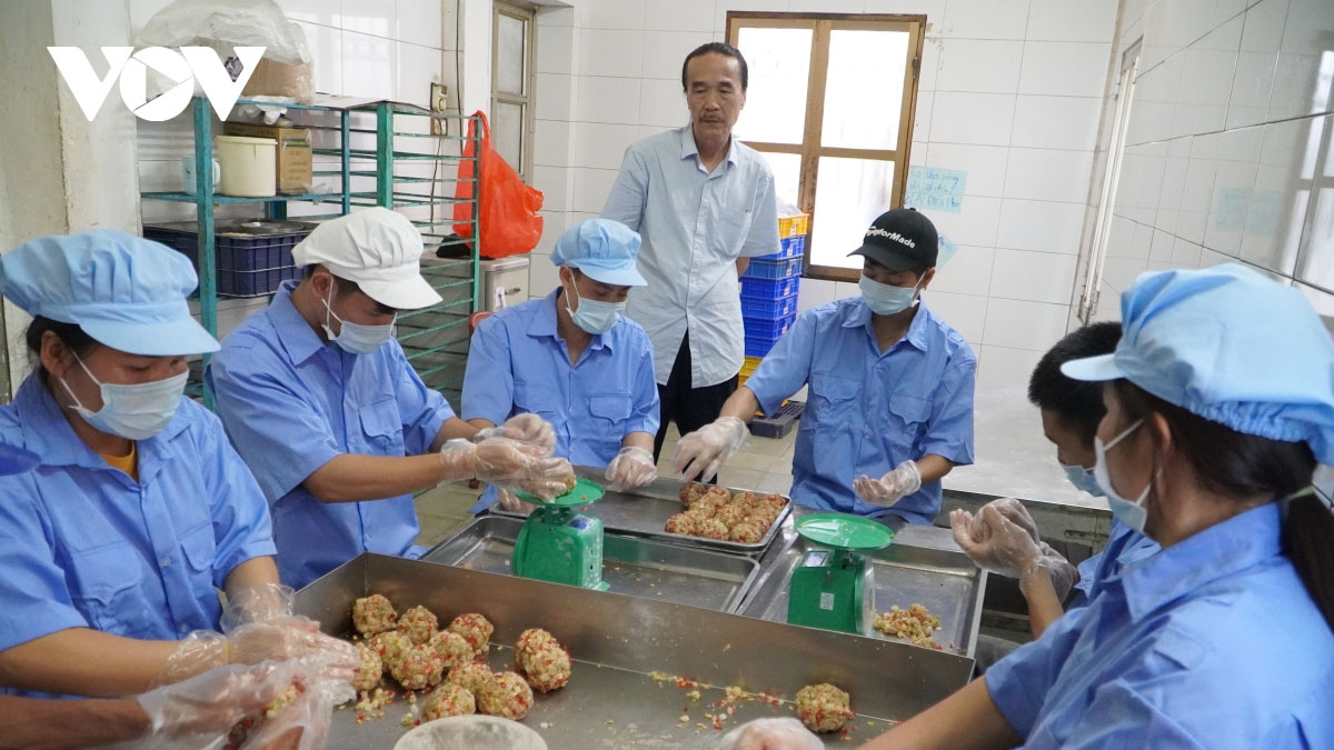 Hanoi village with age-old tradition of moon cake making